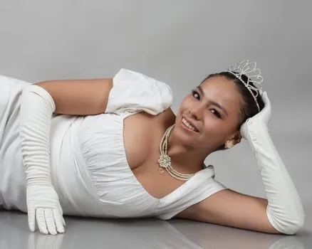L'ex-Miss HK Shirley Yeung en direct 10h par jour
