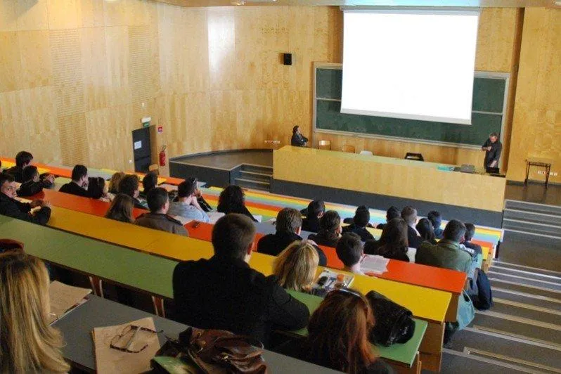 La France prévoit de passer de 12 à 27 universités publiques