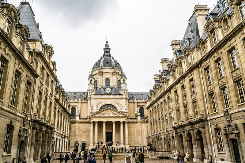 France va tripler les frais de scolarité pour les étudiants hors UE