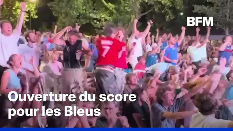 Les supporters français célèbrent le but de Mbappé face au Maroc