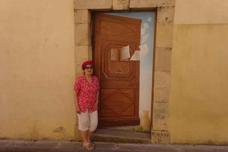 Peintures murales de Rose-Anne Villanova dans un village varois