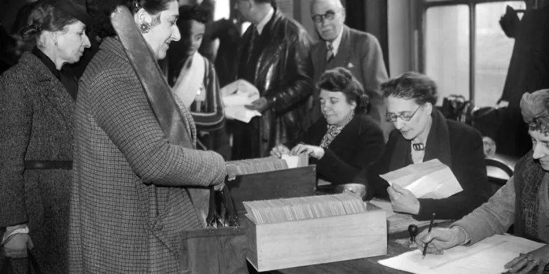 Les Françaises obtiennent le droit de vote en 1944