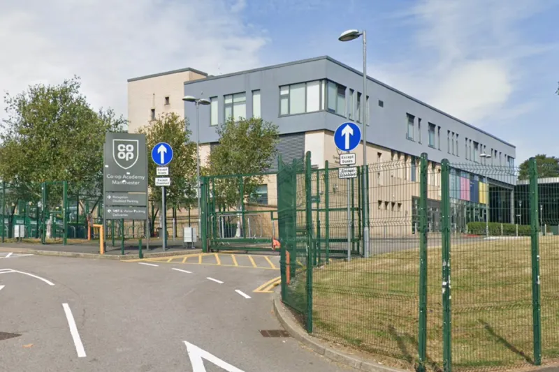 Une fille arrêtée après trois blessés par arme blanche dans une école de Manchester