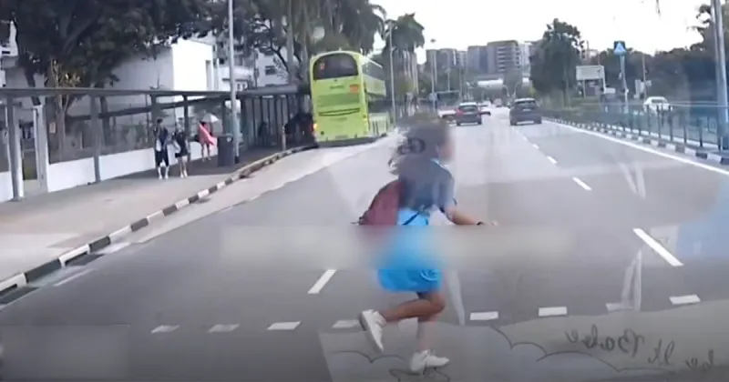Une fille traverse la route à Pasir Ris, manque de se faire heurter