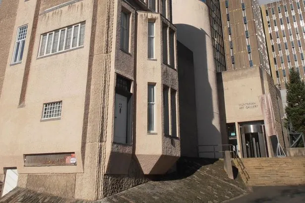 La porte flottante de l'Université de Glasgow : art ou illusion ?