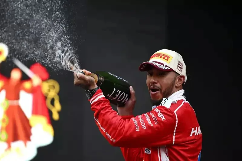 Hamilton loue Ferrari face à Mercedes en 2025