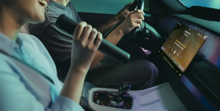 HARMAN dévoile Sing Drive, une plateforme de karaoké en voiture alimentée par l'IA
