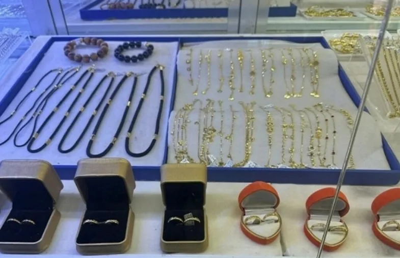 HCMC amende des bijouteries, saisit des bijoux introuvables