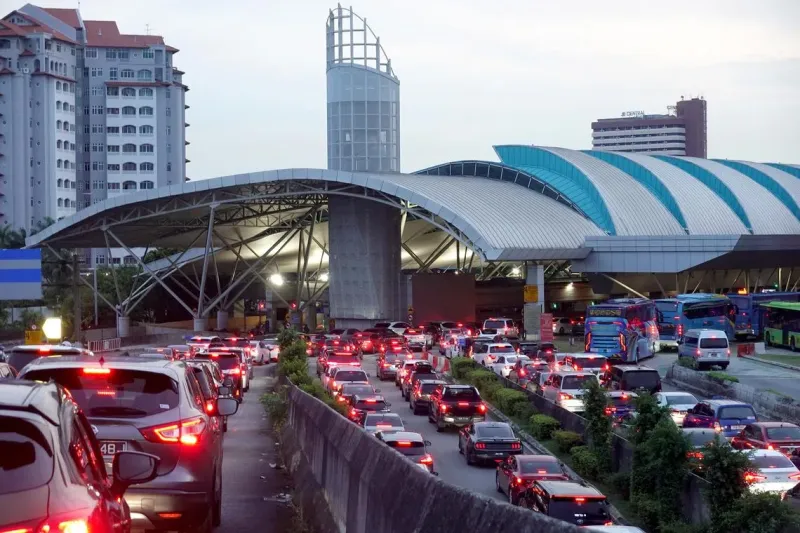 Trafic intense attendu aux points de contrôle terrestres de Singapour pour la Fête du Travail