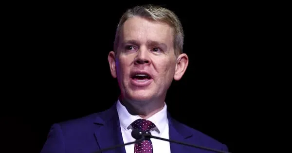 Hipkins s'attend à une élection serrée après sondage