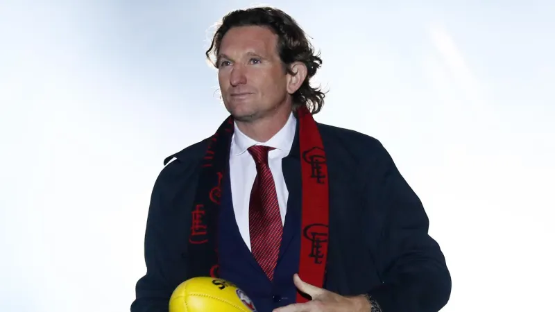 Hird entre dans la course d'entraîneur d'Essendon ; trois anciens entraîneurs vont interviewer pour le poste de Tasmanie