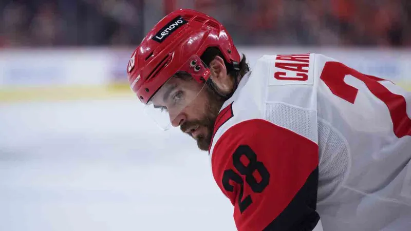 William Carrier des Hurricanes quitte le match 3 avec une blessure au haut du corps