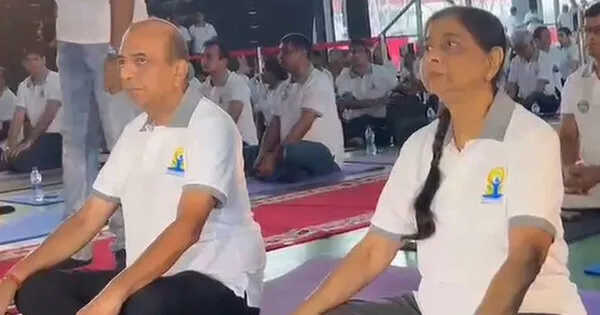 L'envoyé indien participe à la Journée du yoga à Dhaka