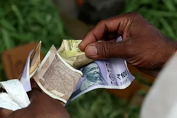 La roupie indienne atteint un record historique à 85,58 face au dollar