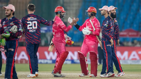 Islamabad United domine Karachi Kings en PSL 2026