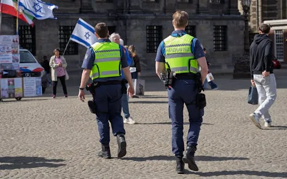 Le procureur général inculpe le commissaire de police ; Ben-Gvir le défend