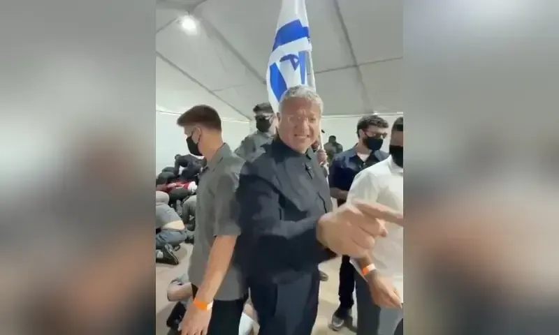 La vidéo du ministre israélien sur des activistes ligotés suscite l'indignation