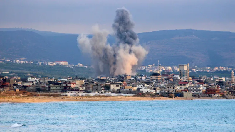 Israël frappe Tyr après avoir déclaré des zones de combat dans le sud du Liban