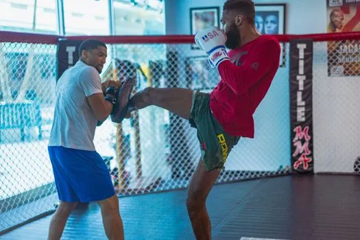 Jahmyr Gibbs s'entraîne avec l'entraîneur de MMA Firas Zahabi