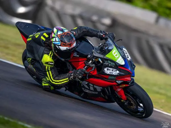 Jediah Cumbermack sur le podium du Championnat britannique Superbike
