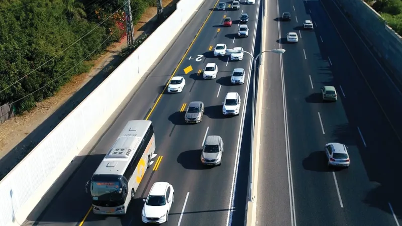 Un conducteur à Jérusalem refuse d'écraser un drapeau, suscite un débat