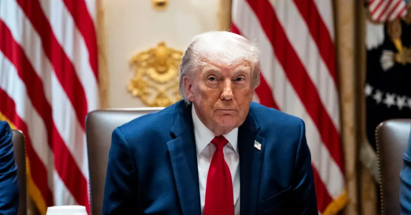 Un juge rouvre le procès de Trump contre l'IRS pour 10 milliards $