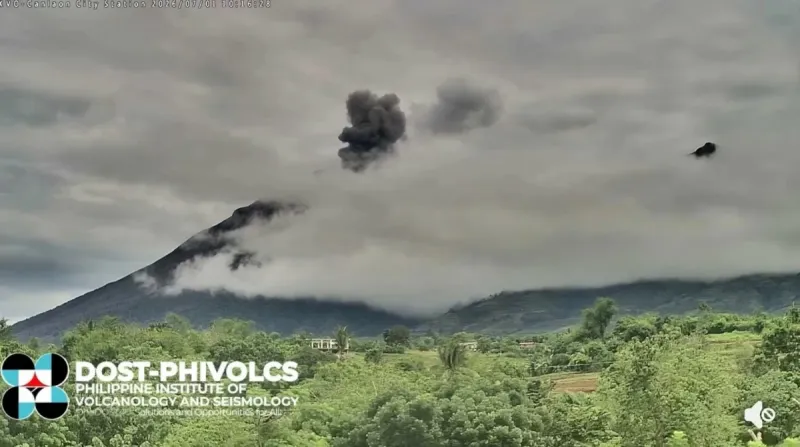 Le volcan Kanlaon émet un panache de cendres de 700 mètres