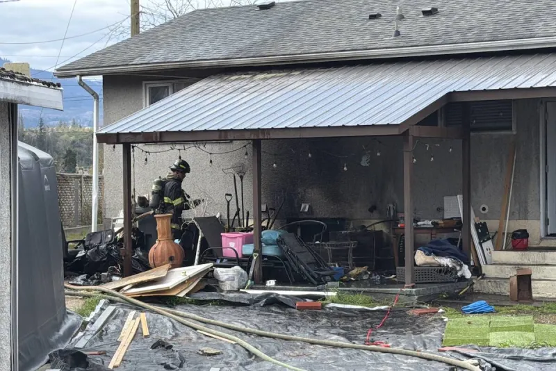 Incendie sur une terrasse à Kelowna maîtrisé, résidents et chien sains et saufs