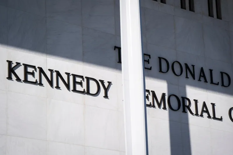 Le conseil du Kennedy Center conteste l'ordre de retrait du nom de Trump