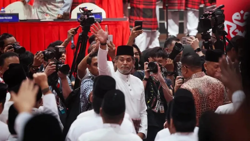 Khairy Jamaluddin réintègre l'Umno et promet de restaurer la confiance