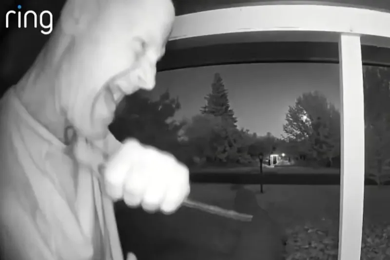 Homme armé d'un couteau filmé par une caméra Ring à Sacramento