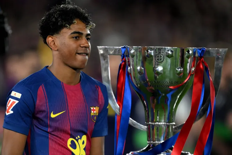 Lamine Yamal agite un drapeau palestinien lors de la célébration du titre du Barça
