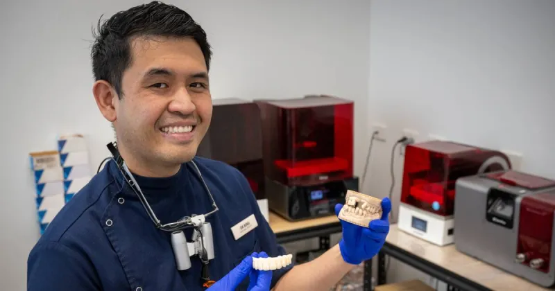 Le dentiste de Launceston Bing Lee fabrique des prothèses en interne