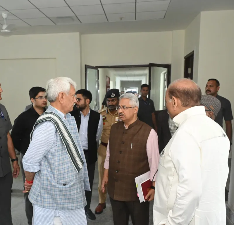 Le LG Sinha inspecte la construction de Yatri Niwas à Srinagar