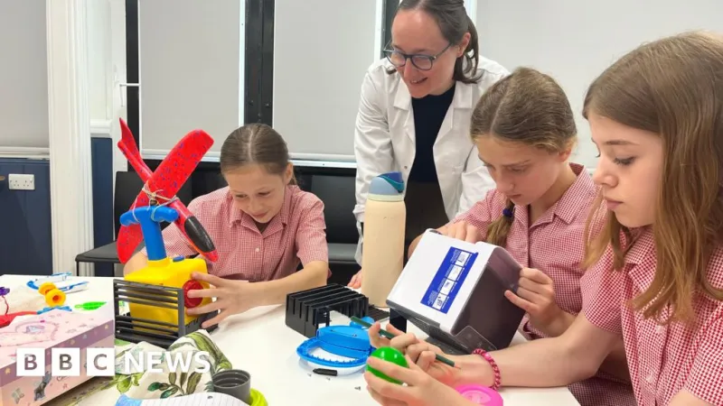 Des écoliers londoniens apprennent à réparer des jouets