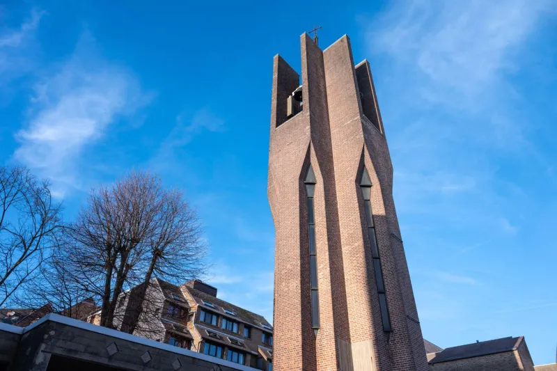 Louvain-la-Neuve : Brutalisme, modernisme et église