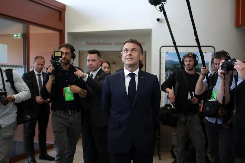 Macron dénonce les 'mabouls' dans le conflit sur les médecins algériens