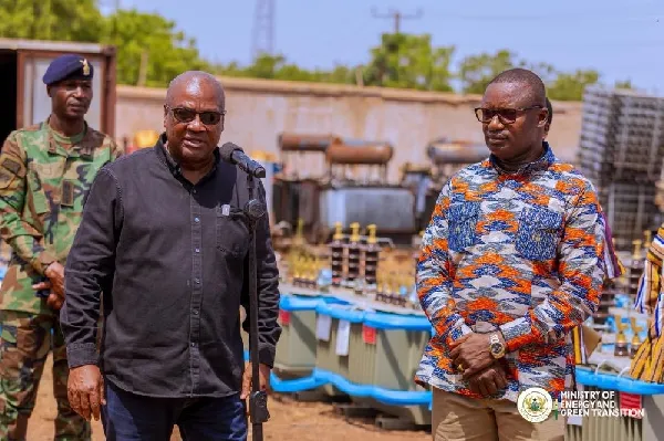 Mahama et Jinapor inspectent le déploiement de transformateurs dans le Nord du Ghana