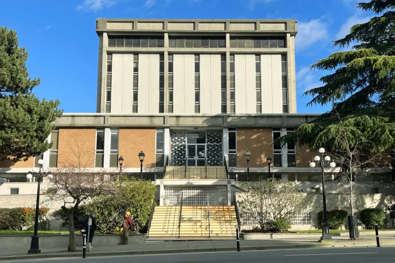 Accusé du double meurtre de Saanich peine à se représenter seul