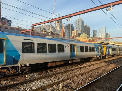 Un homme agressé par huit adolescents dans un train à Melbourne