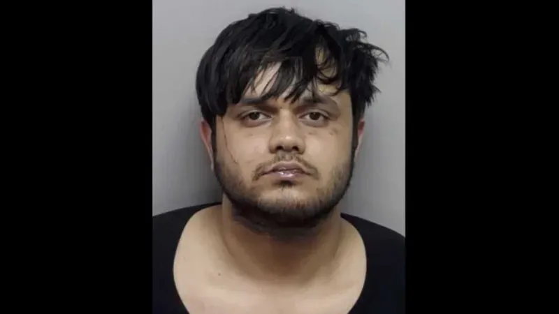 Un homme mord le visage d'un enfant; le DHS évoque la politique frontalière