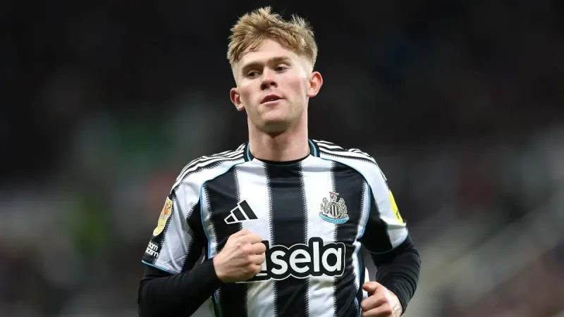 Man United pressé de signer Lewis Hall face à l'incertitude à Chelsea
