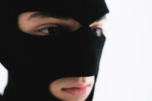 Lancement d'une chasse à l'homme après une menace au couteau et un vol