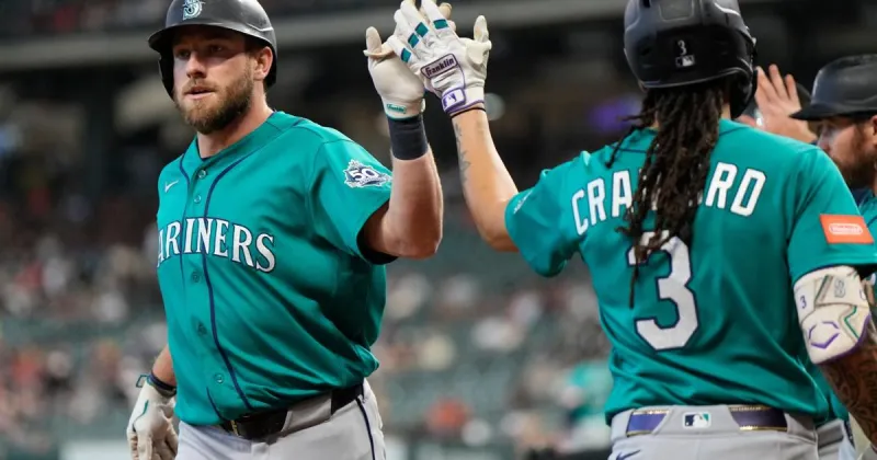 Les Mariners battent les Astros 8-3; Raley et Garver frappent des circuits
