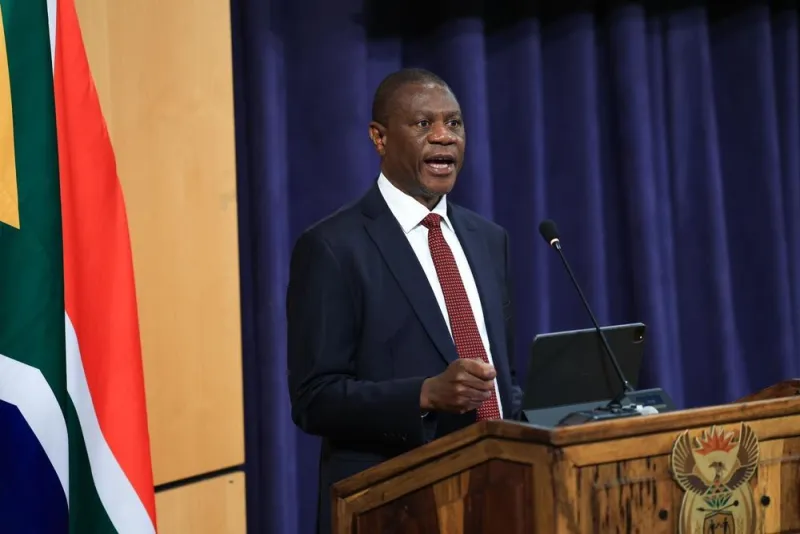 Mashatile répondra au Parlement sur le carburant, la criminalité et les services