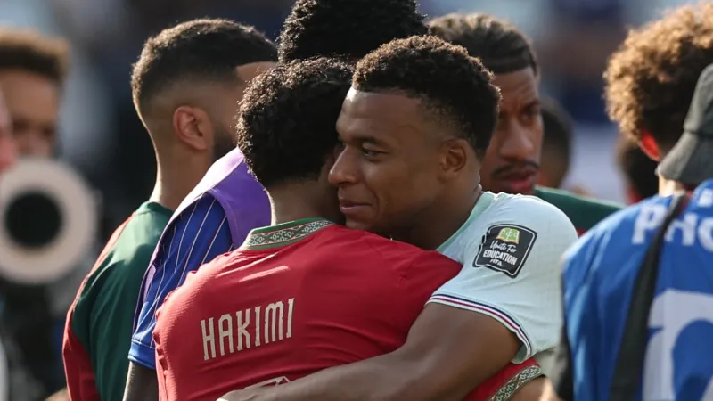 Mbappé réconforte son ami Hakimi après l'élimination du Maroc