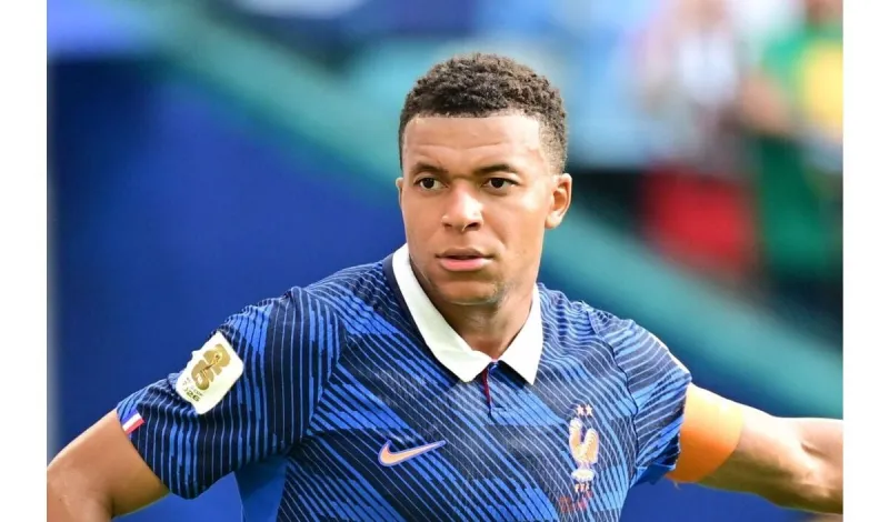 Mbappé, sa mère et sa compagne aperçus à Paris