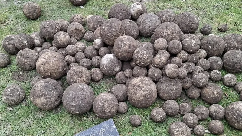Boulets de canon médiévaux et bombe de la Première Guerre mondiale découverts sur un chantier