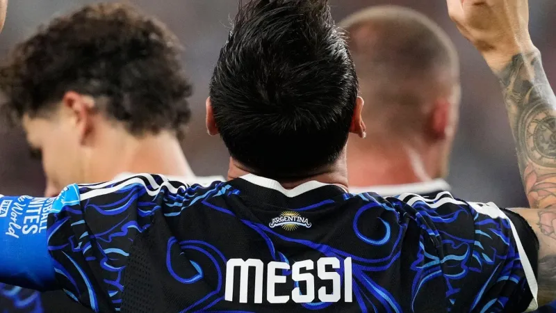 Messi bat un record alors que l'Argentine termine en tête du groupe