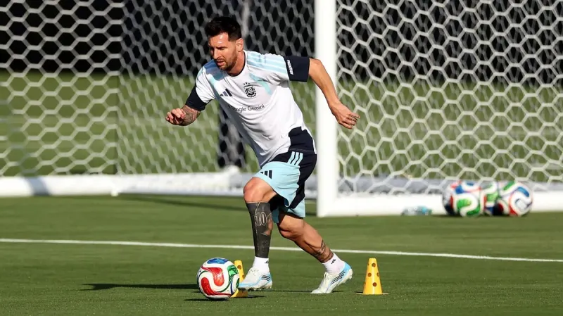 Messi s'entraîne pour le premier match de la Coupe du Monde